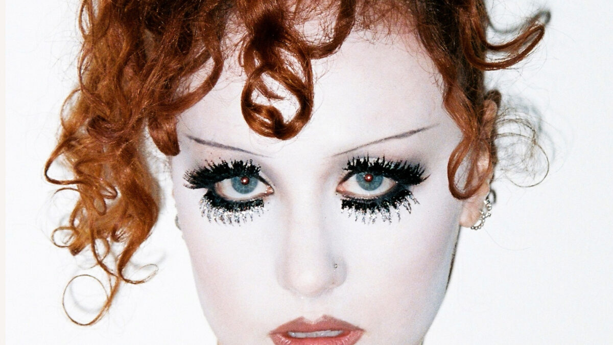 Τσάπελ Ρόουν: Το “Pink Pony Girl” φέρνει το glam στη MAC