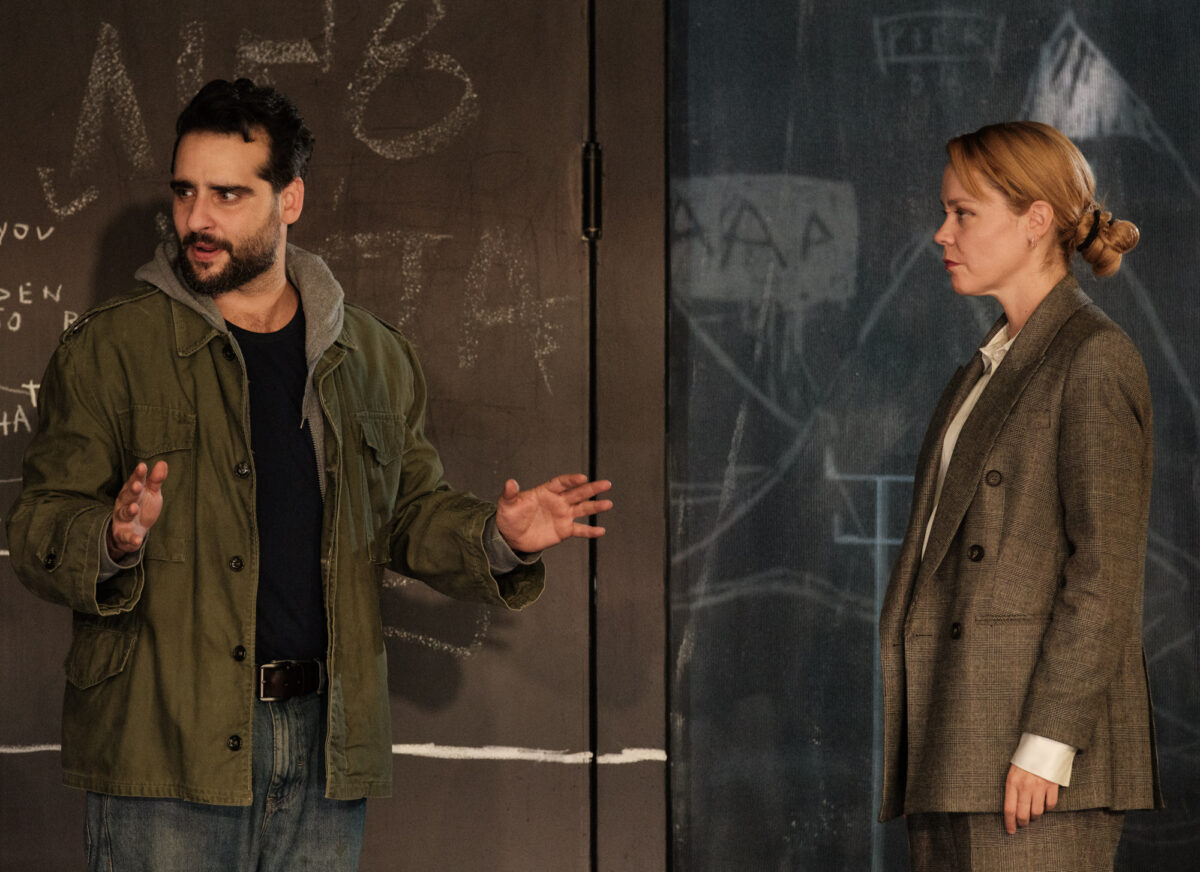 “Εχθρός του Λαού”: Δύο αντιδιαμετρικές ματιές στην ίδια παράσταση