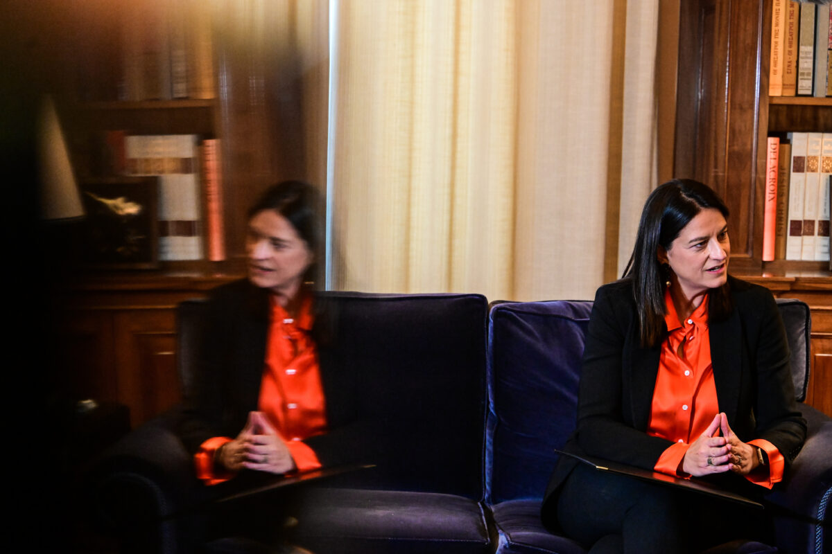 Αντί να ελέγχεται η κυβέρνηση, ζητά και τα ρέστα