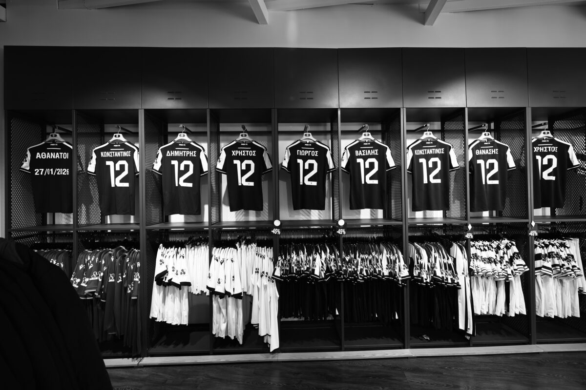Φανέλες στην μπουτίκ του ΠΑΟΚ με τα ονόματα των φιλάθλων που έχασαν τη ζωή τους στο δυστύχημα στη Ρουμανία © ΡΑΦΑΗΛ ΓΕΩΡΓΙΑΔΗΣ / EUROKINISSI