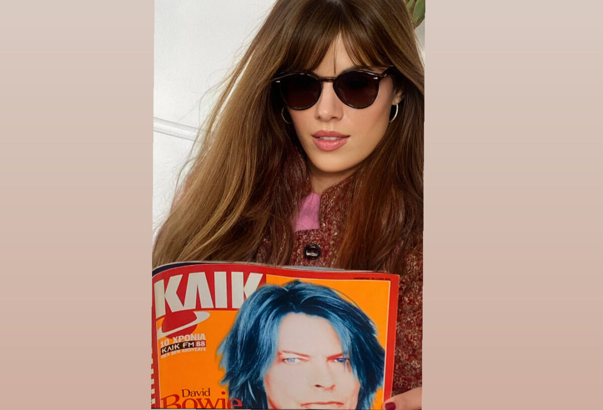 Μανταλένα-Μαρία Διαμαντή με παλιό τεύχος του ΚΛΙΚ - στο εξώφυλλο ο Ντέιβιντ Μπόουι