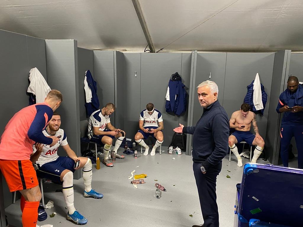 Ο Ζοσέ Μουρίνιο στα αποδυτήρια της Τότεναμ. Δεν τα έζησε για πολύ!