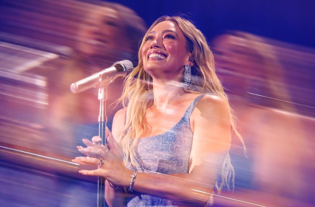 Hilary Duff: μετά από 18 χρόνια στη σκηνή και το κοινό παραληρεί