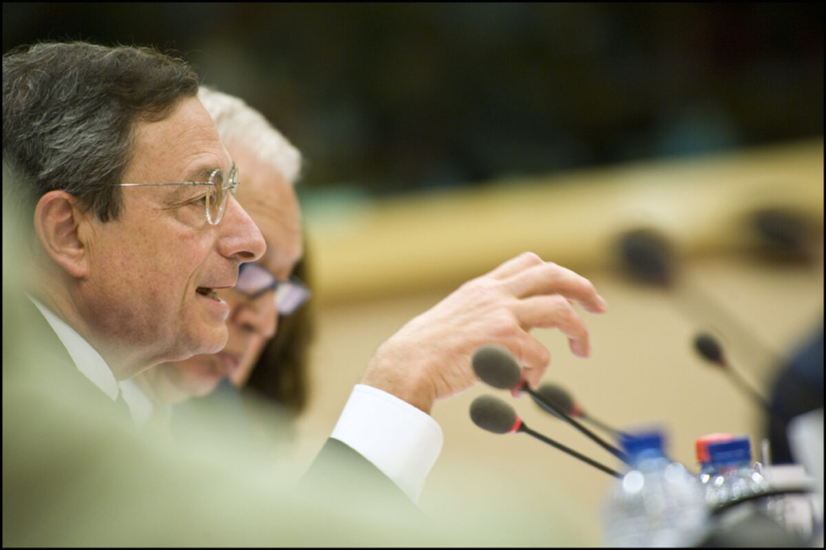 τρις ευρώ τυπώνει η ΕΚΤ, η Ελλάδα εκτος