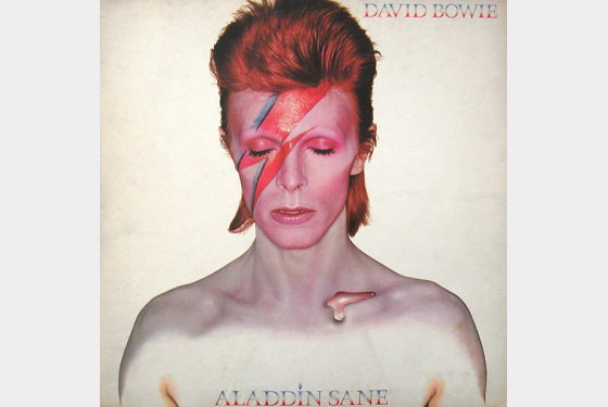 Έχετε αναρωτηθεί τι φοράει ο Bowie στο εξώφυλλο του Alladin Sane;