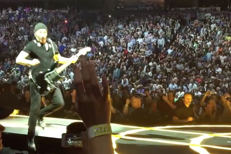 Ο The Edge έπεσε από τη σκηνή στην πρεμιέρα της παγκόσμιας τουρ των U2!