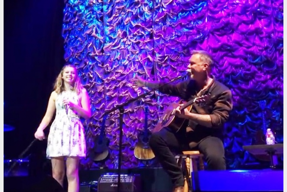 O James Hetfield  των Metallica μαζί με την κόρη του τραγουδούν Adele