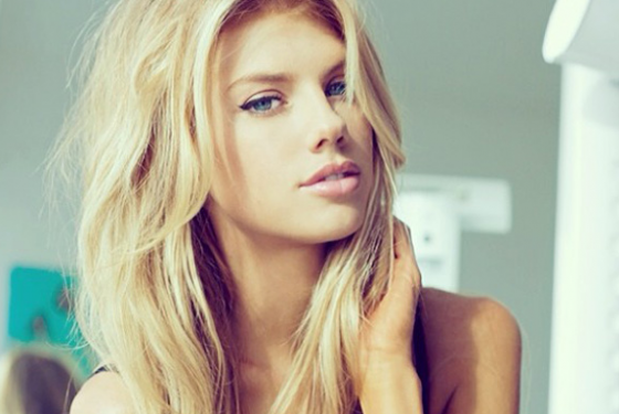 Η Charlotte McKinney λανσάρει το φόρεμα του ανάποδου ντεκολτέ