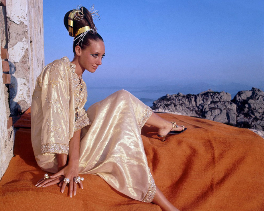 THE CAFTAN : το απόλυτο ρούχο της κρίσης