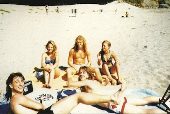 Οι τύποι που λιάζονται στη φωτογραφία έγιναν αργότερα metal σταρ