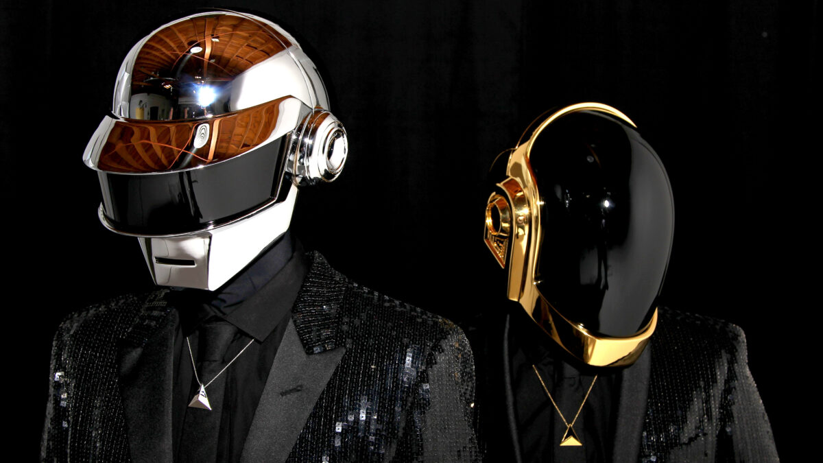 Εντοπίσαμε τον έναν Daft Punk χωρίς κράνος σε ρόλο κομπάρσου σε ταινία!
