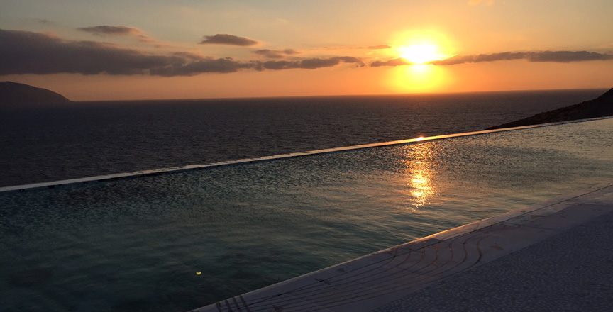 Στην Ίο το ηλιοβασίλεμα είναι Pathos…