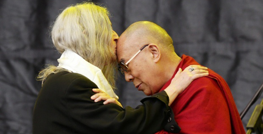 Όταν ο Dalai Lama ανέβηκε στη σκηνή του Glastonbury