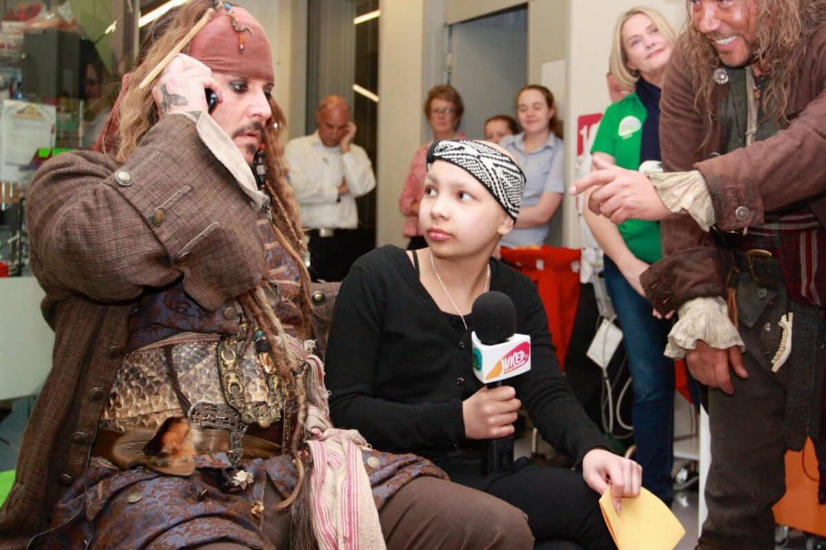 O Johnny Depp ντύθηκε Jack Sparrow και έκανε έκπληξη σε παιδάκια στο νοσοκομείο