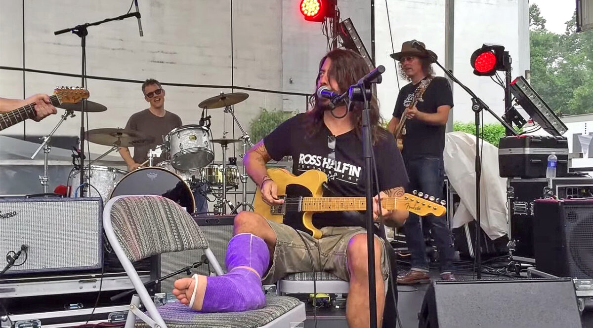 O Dave Grohl με σπασμένο πόδι τραγουδά το «Cinnamon Girl» του Neil Young