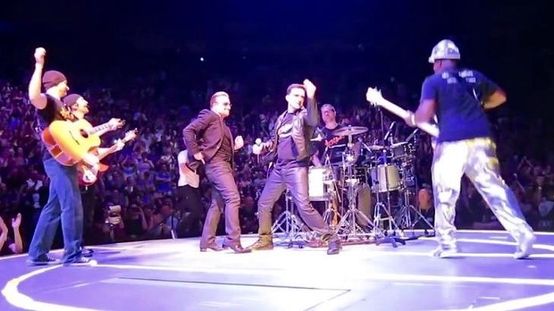 Οι U2 ανέβασαν στη σκηνή δικό τους tribute band για να παίξουν μαζί τους
