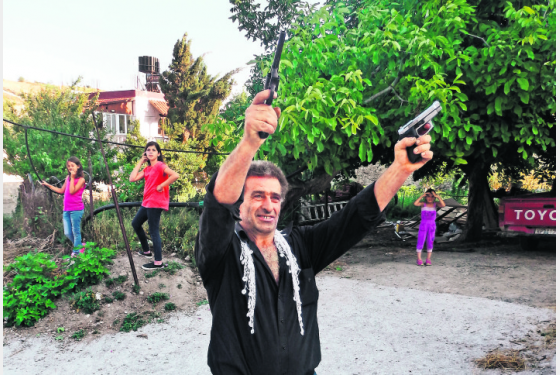 Το Politico καταγράφει το νέο επεισόδιο της  βεντέτας των Κρητικών με τους Γερμανούς