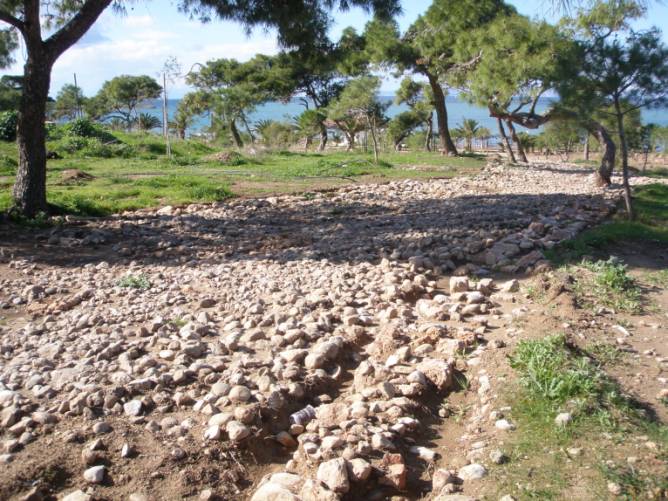 Τμήμα αρχαίας αμαξιτής οδού μήκους 300μ, στην παραλία του Μεγάλου Καβουρίου, Βουλιαγμένης