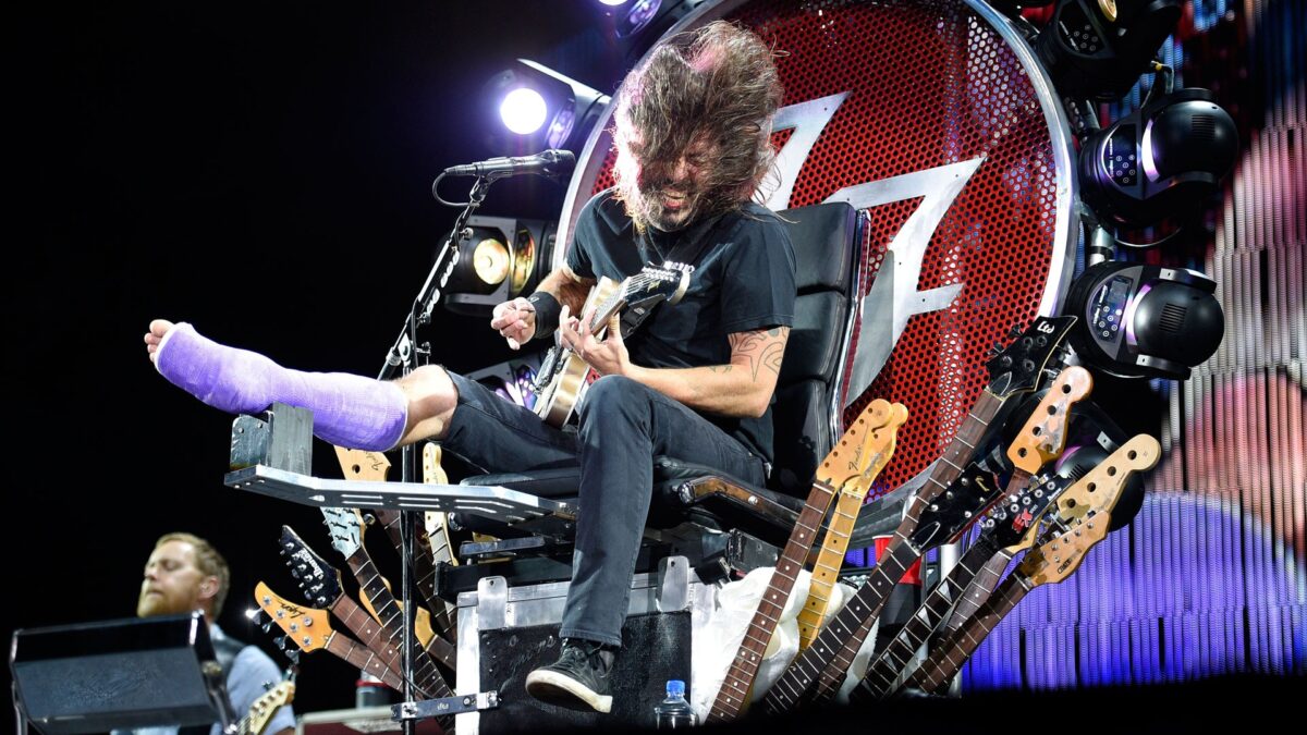 O Dave Grohl ανέβηκε στη σκηνή μαζί με τον ορθοπεδικό του!