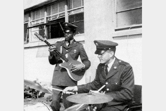 Όταν ο Jimi Hendrix έπαιζε σε στρατιωτική μπάντα