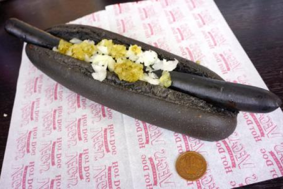 Ναι σωστά βλέπετε! Είναι ένα μαύρο hot dog!