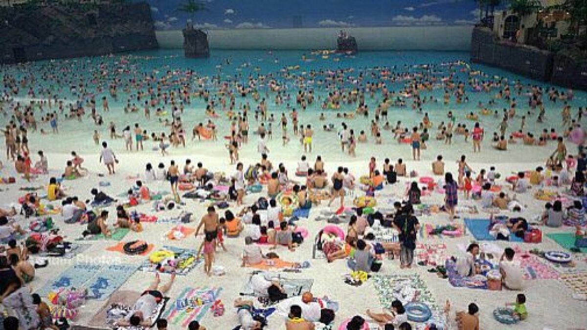 Ο καλοκαιρινός πραγματισμός του Martin Parr σπάει κόκαλα