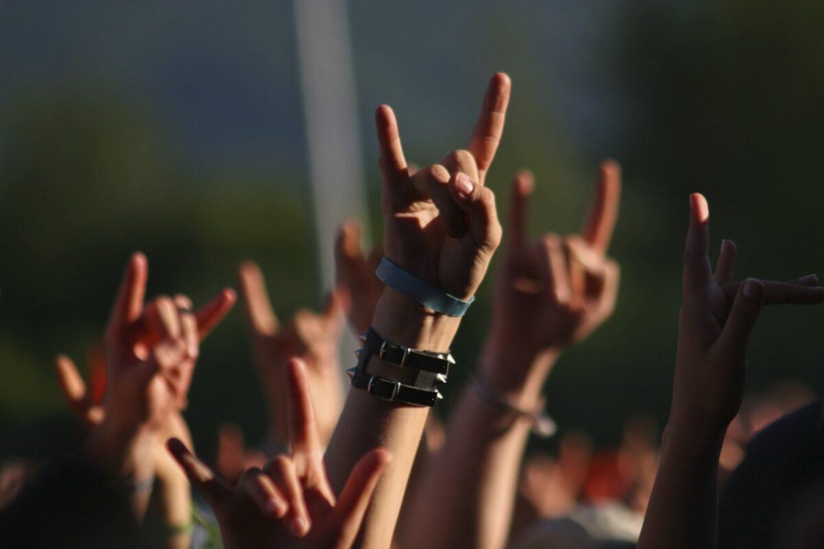 Ακούς heavy metal και punk; Το «Enter Sandman» των Metallica γίνεται ο ύμνος του οργανωτικού!