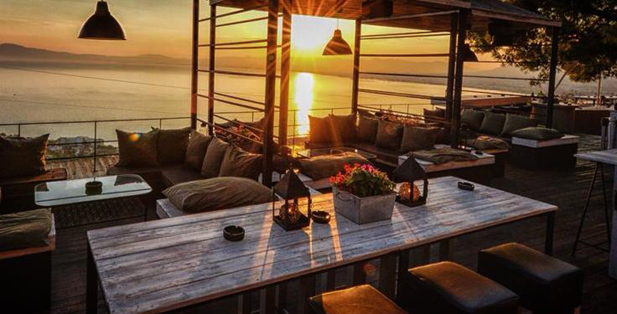 Έχεις δει την παραλία της Καλαμάτας, βράδυ, από ψηλά; Χάνεις