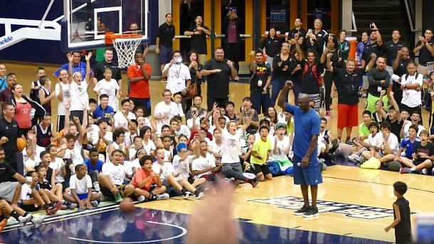 Πιτσιρικάς αφήνει άφωνο τον Michael Jordan με την ευστοχία του! (video)