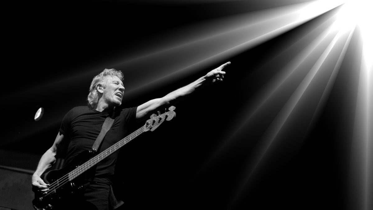 O Roger Waters αποφάσισε να γράψει την ιστορία των Pink Floyd (και όχι μόνο)