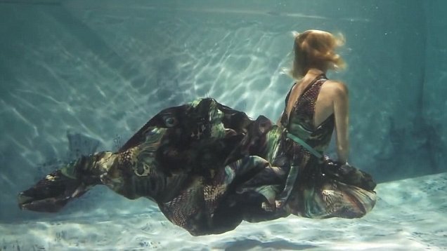 Μια επίδειξη μόδας κάτω από το νερό
