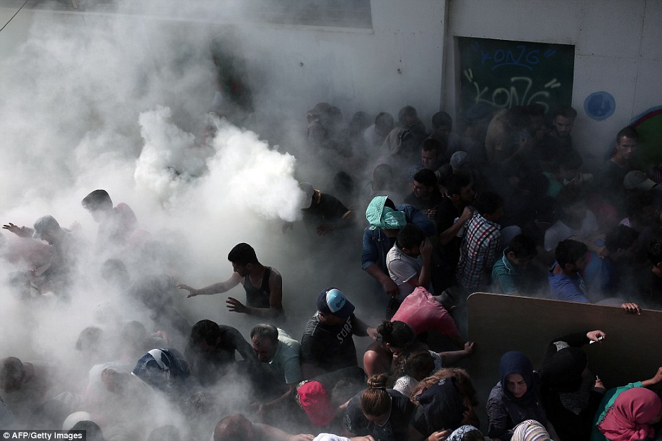 Χάος στην Κω από τις συγκρούσεις αστυνομίας με μετανάστες
