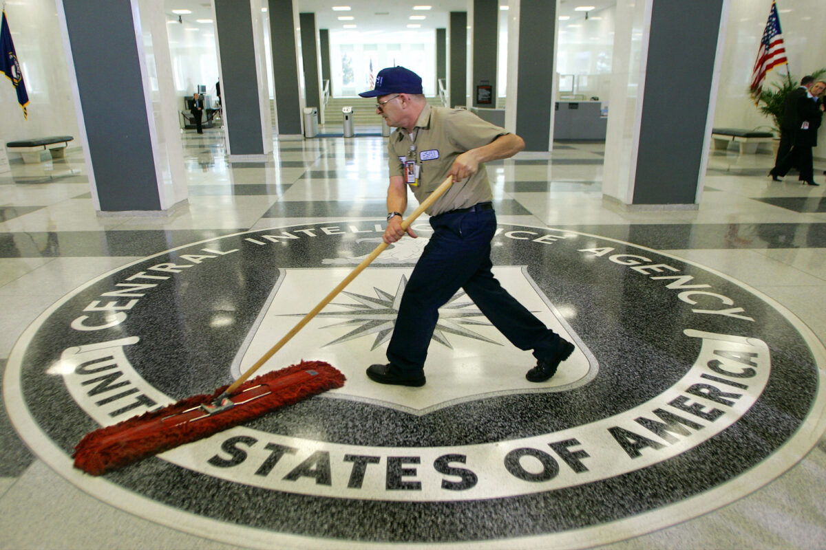 Η CIA αποφάσισε να βγάλει τα (παλιά) άπλυτα της στη φόρα