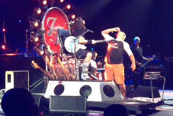 Ο Dave Grohl πίνει μπύρες στη σκηνή με fan που είχε τα γενέθλια  του