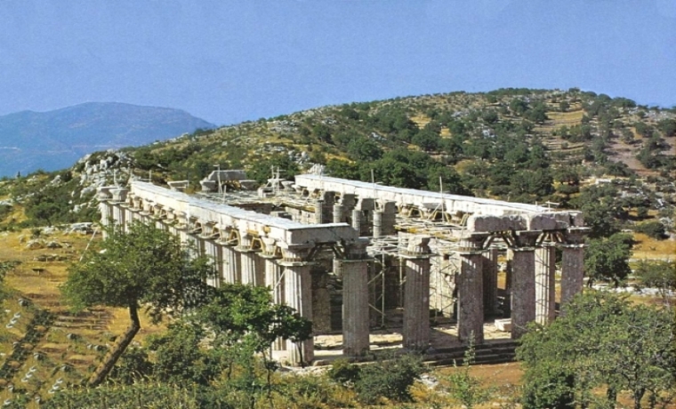 O αρχαίος ναός που περιστρέφεται γύρω από τον άξονα του