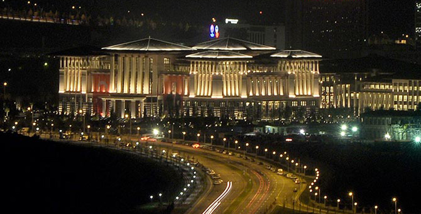 Ο Ερντογάν είναι πιο μόνος από ποτέ στο τεράστιο παλάτι του, του Κριστόφ Αγιάντ*