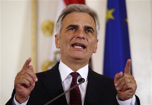 Ο καγκελάριος της Αυστρίας κάνει έναν παραλληλισμό της μεταχείρισης των προσφύγων από την Ουγγαρία  με την περίοδο των ναζί