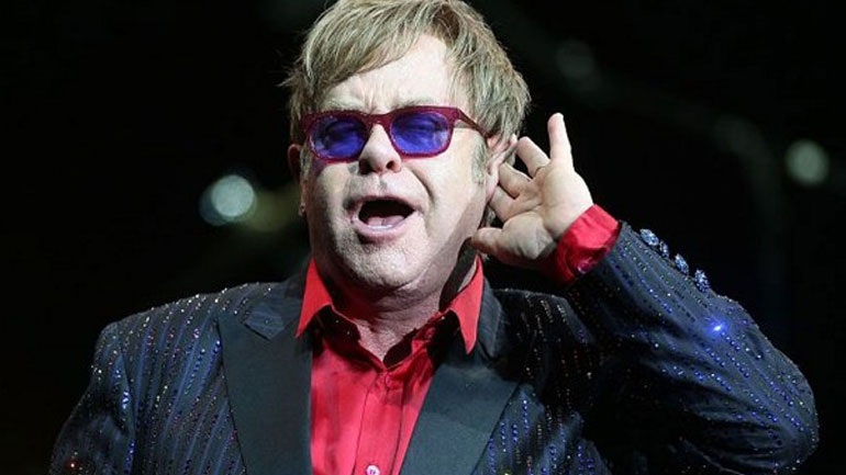 Ρώσος κωμικός παραδέχτηκε την τηλεφωνική φάρσα με θύμα τον Έλτον Τζον, ο οποίος νόμιζε ότι συνομιλούσε με τον πρόεδρο Πούτιν