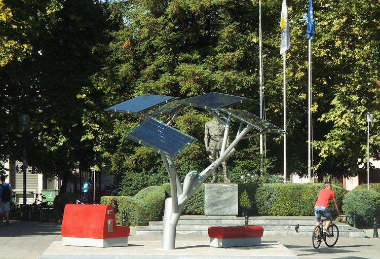 Ένα Φωτοβολταϊκό «δέντρο» στην κεντρική πλατεία της πόλης των Τρικάλων