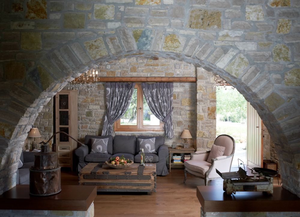 Μια ονειρική εξοχική κατοικία στη Βόνιτσα από πέτρα και ξύλο