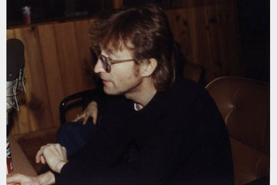 Ο John Lennon φωτογραφίζεται μόλις δυο ημέρες πριν τη δολοφονία του