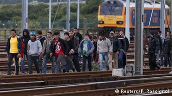 Γαλλία: Διεκόπη η κυκλοφορία στη σήραγγα της Μάγχης όταν περίπου 100 πρόσφυγες έσπασαν τον κλοιό της ασφάλειας και εισήλθαν μαζικά στη σήραγγα,