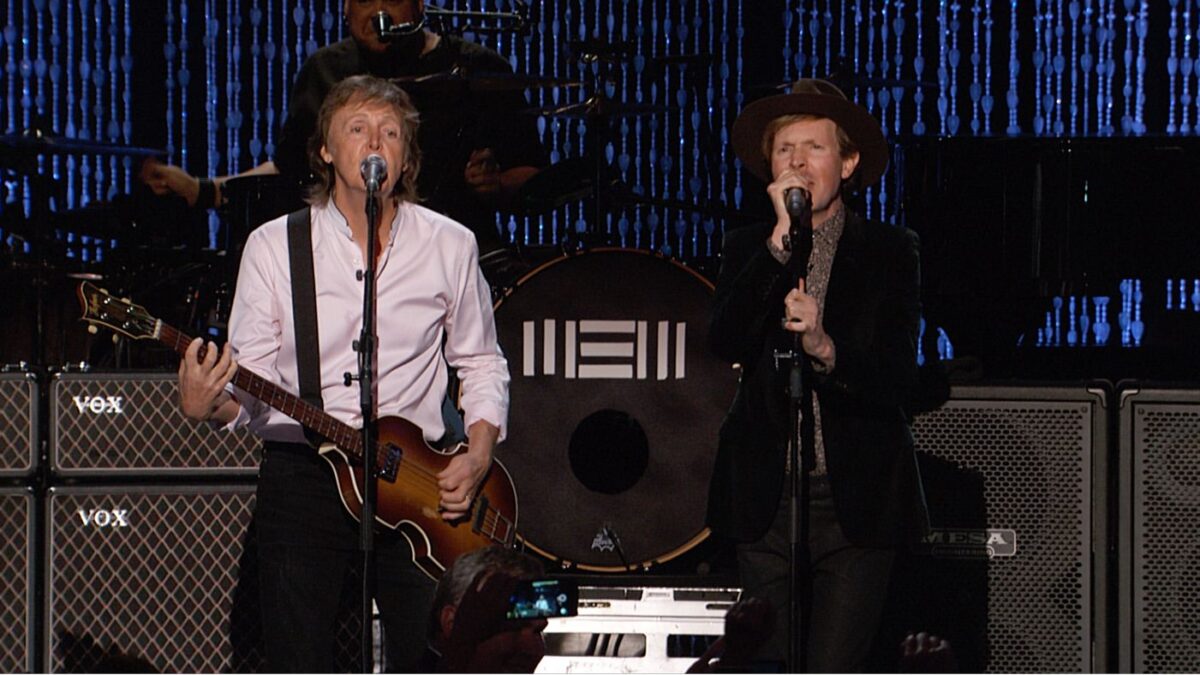 O Paul McCartney και ο Beck τραγουδάνε μαζί το «Drive My Car»