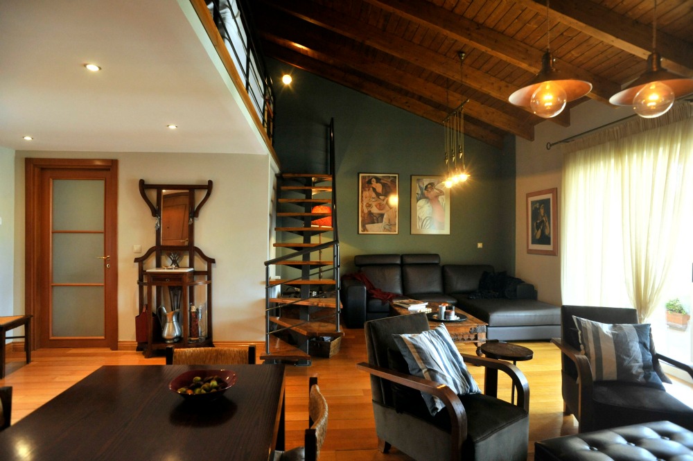 Ένα λονδρέζικο σπίτι στο Μαρούσι: Έντονα σκούρα χρώματα και ξύλο για θεατρικό αποτέλεσμα!