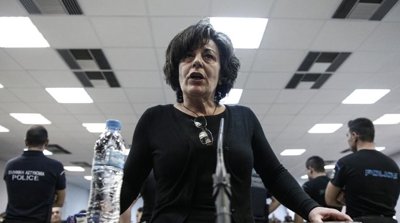 Πέτα τα αυτοκόλλητα με τον Χίτλερ, τα μαχαίρια και τους δυναμίτες