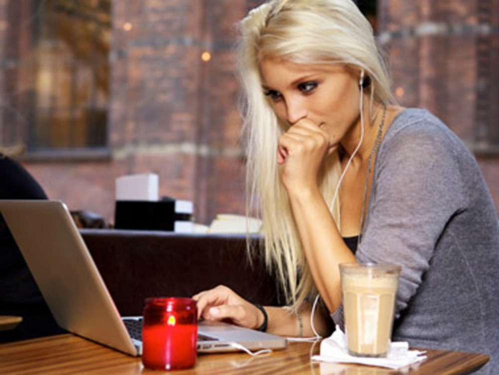 Facebook: Το τρίτο πρόσωπο στη σχέση σου