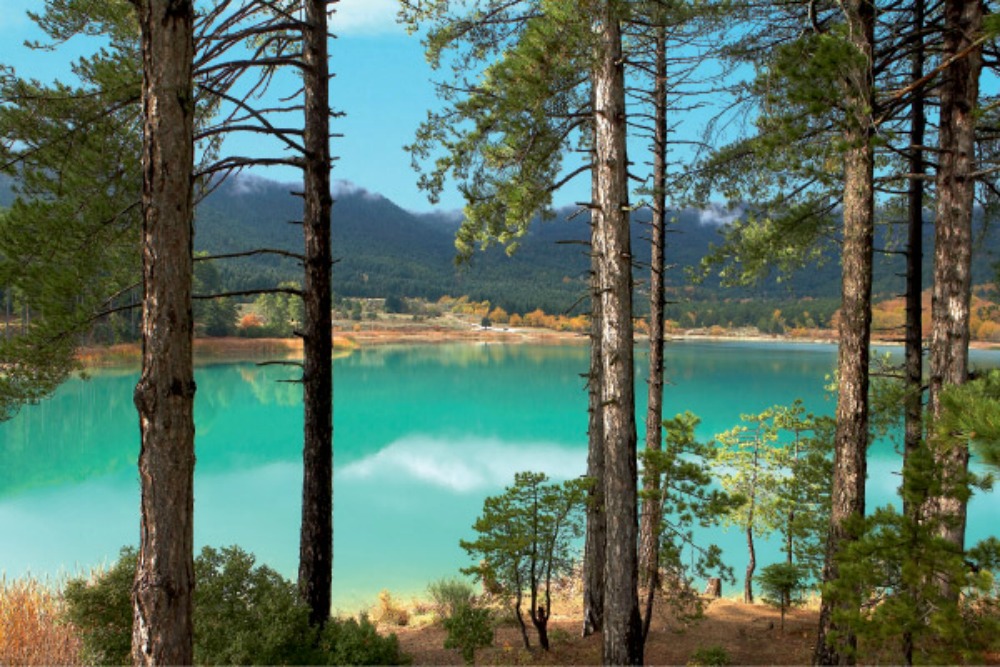 Klik Travel || Λίμνη Δόξα: Το «Ποντικονήσι» της Κορινθίας