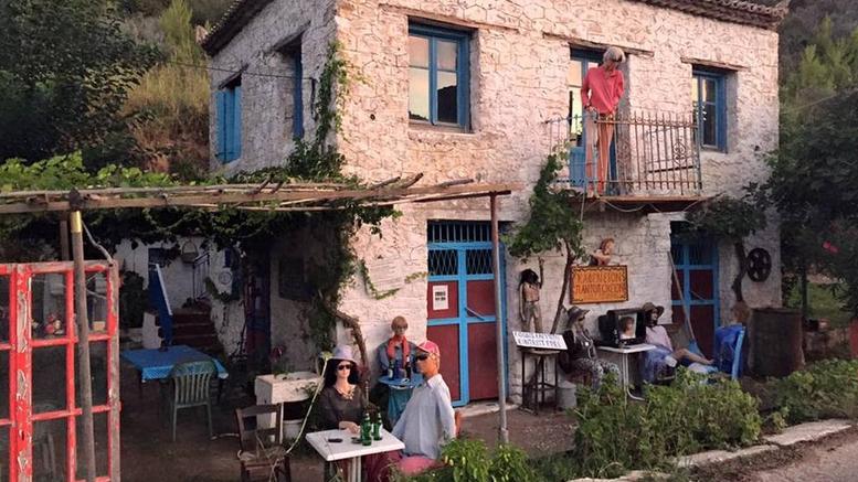 Το «παράξενο» χωριό της Πελοποννήσου που κατοικείται μόνο από κούκλες!