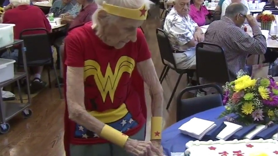 Έσβησε τα 103 κεράκια της φορώντας τη στολή της Wonder Woman