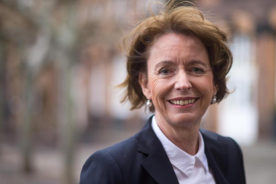 Η Χενριέτε Ρέκερ, που δέχτηκε ρατσιστική επίθεση εξελέγει Δήμαρχος στη Κολωνία